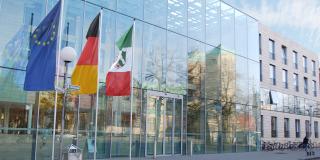 Haupteingang der Bezirksregierung Münster mit Flaggen der EU, Deitschland und NRW